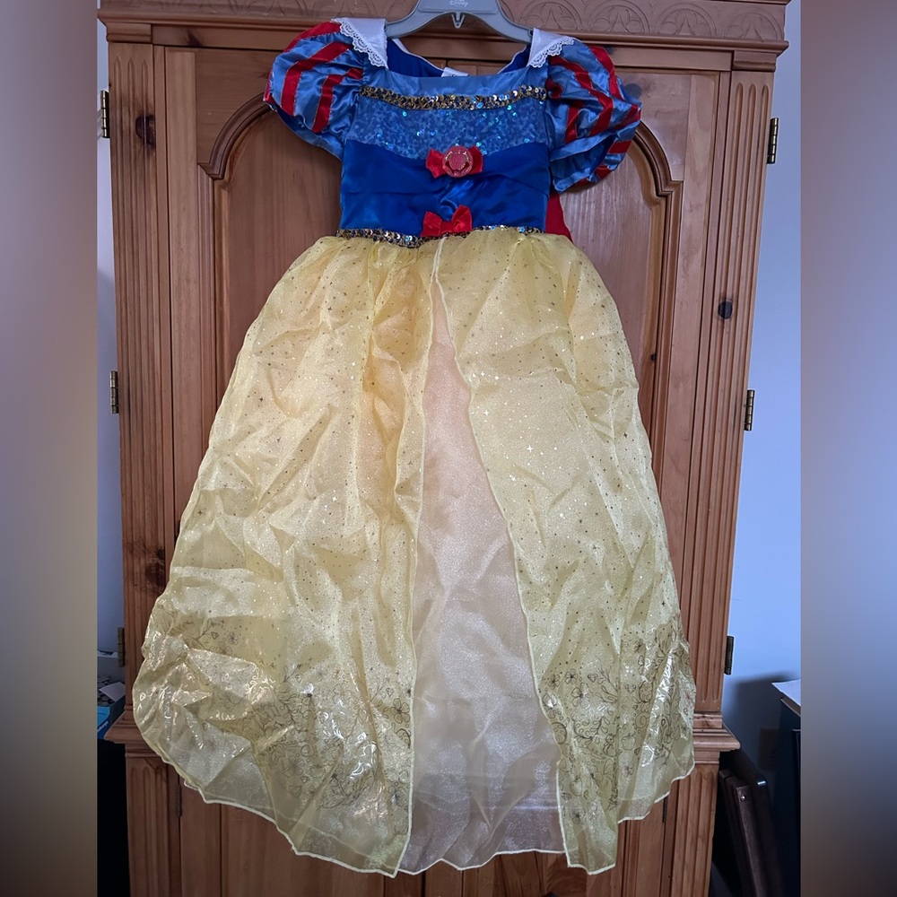 Disney store Snow White costume dress size 13/14 with cape big older tall girl